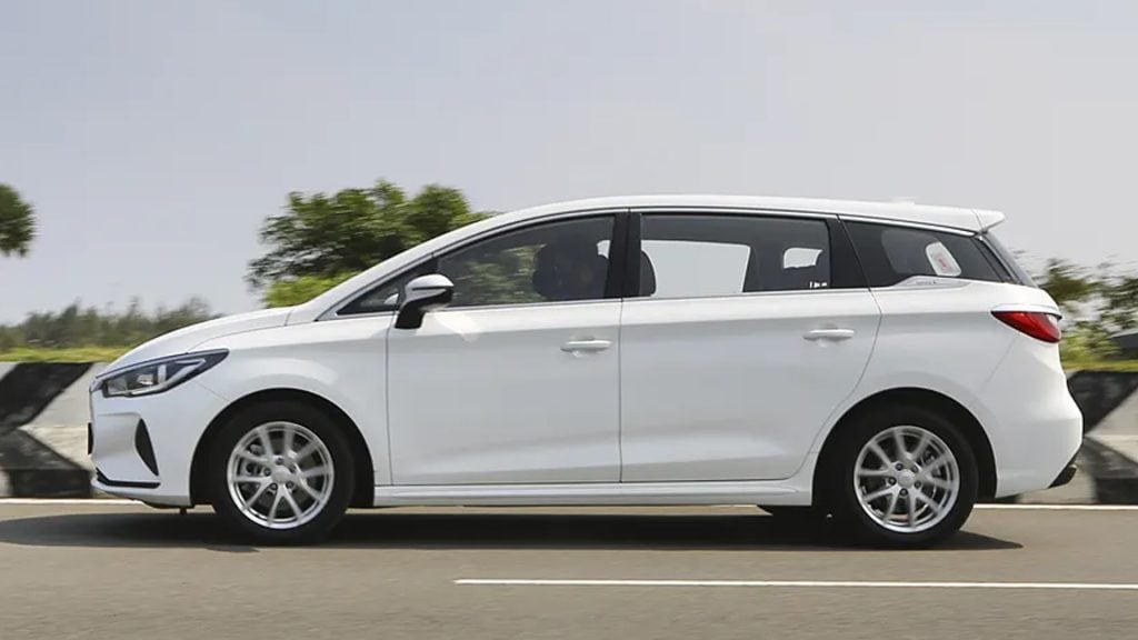 Affordable and comfortable Innova Crysta 7-seater rental in Coimbatore.